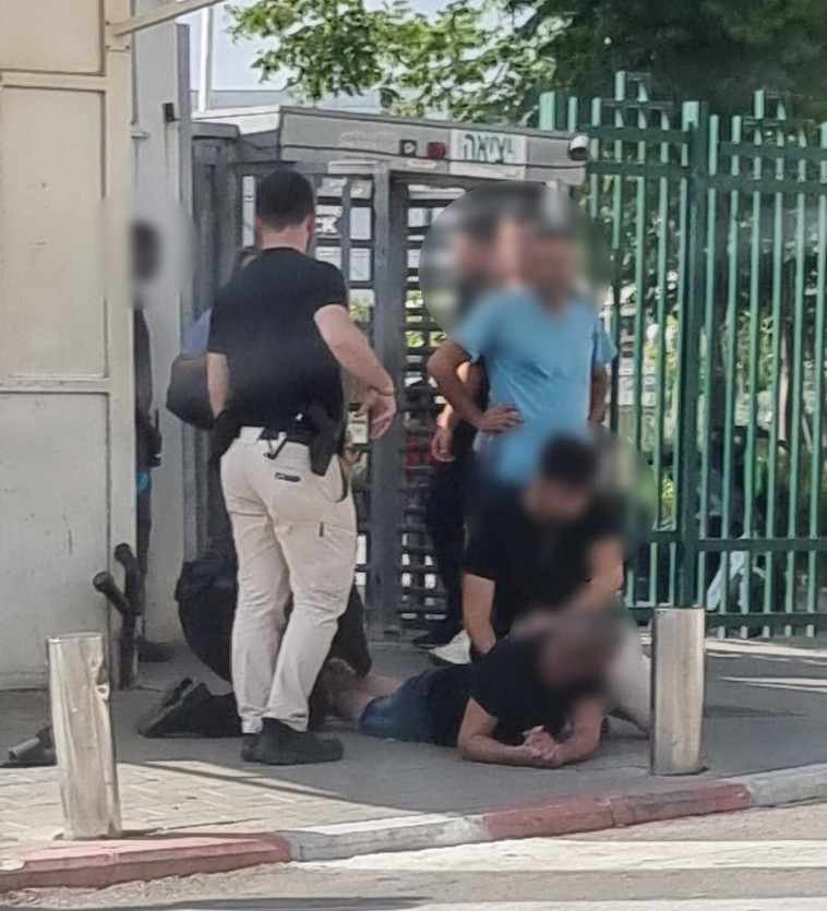 רגע העיכוב בבלינסון על ידי המאבטחים