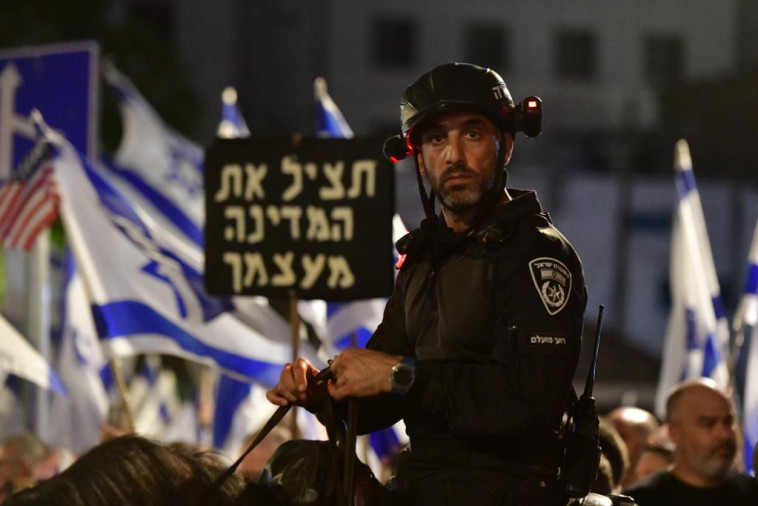 פרש בהפגנה בתל אביב (צילום: אבשלום ששוני)
