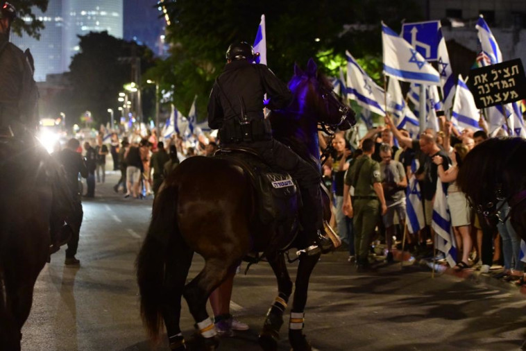 פרש בהפגנה בתל אביב (צילום: אבשלום ששוני)