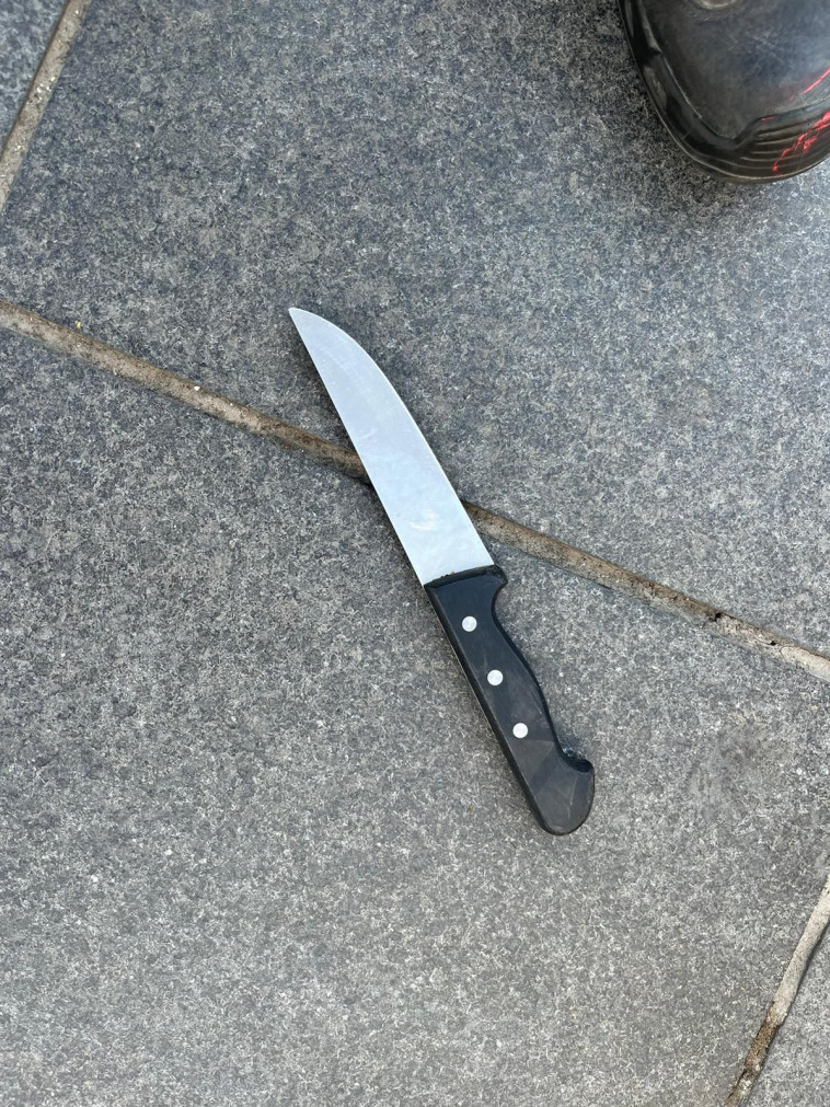 סכין בזירת הפיגוע בירושלים (צילום: דוברות המשטרה)