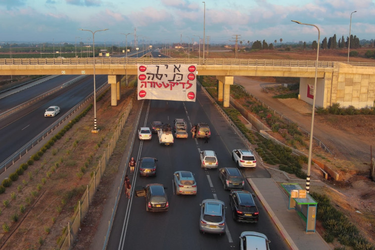 מפגינים תלו שלט בכביש 65: ''אין כניסה לדיקטטורה'' (צילום: הוורד הלבן)