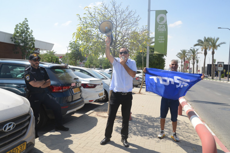 שמעון בוקר סמוך להפגנה, הבוקר