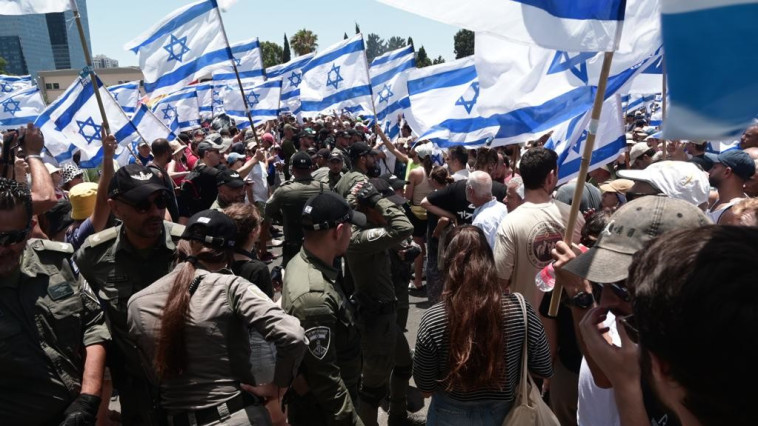 מפגינים בקפלן