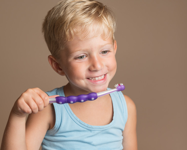 ילד מצחצח שיניים (צילום: אינגאימג')