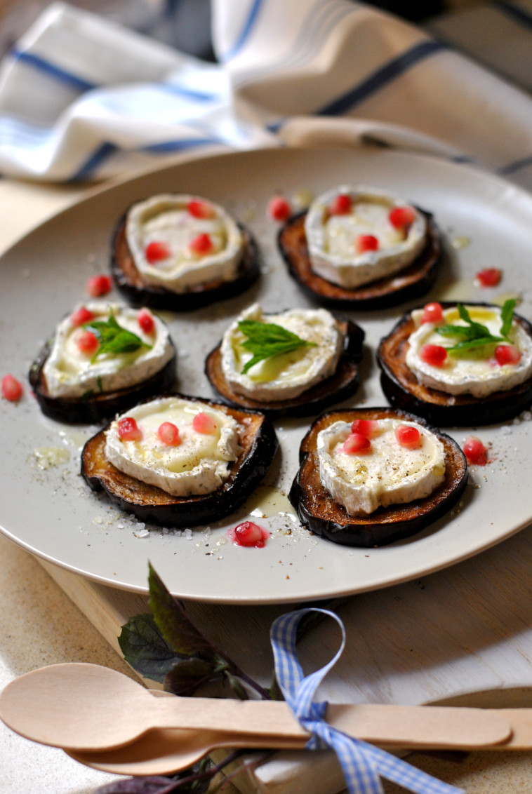 פרוסות חצילים, גבינת עזים ורימונים