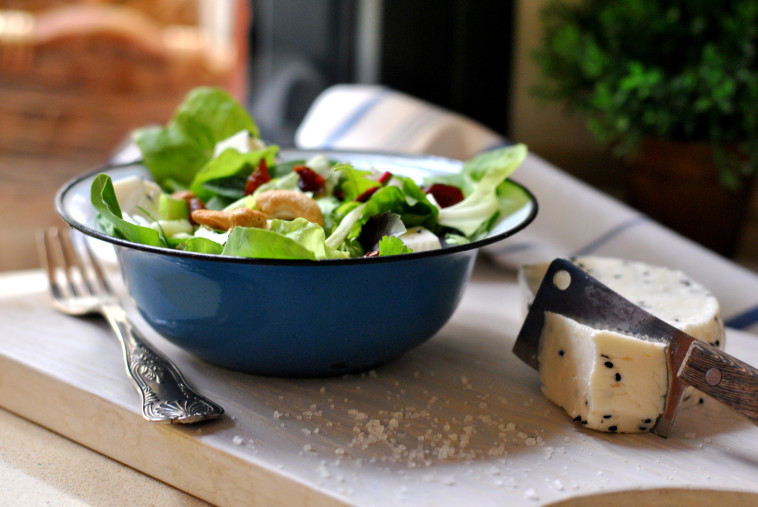  סלט עלים עם גבינה, קשיו וחמוציות