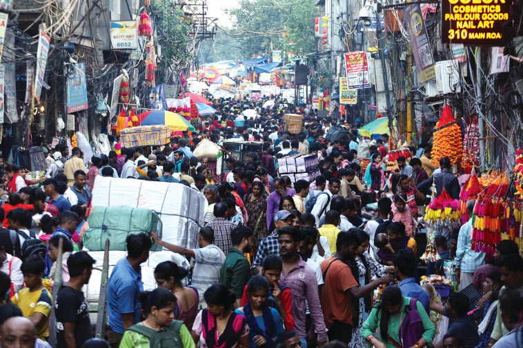 רחוב הומה בדלהי הודו  (צילום: רויטרס)