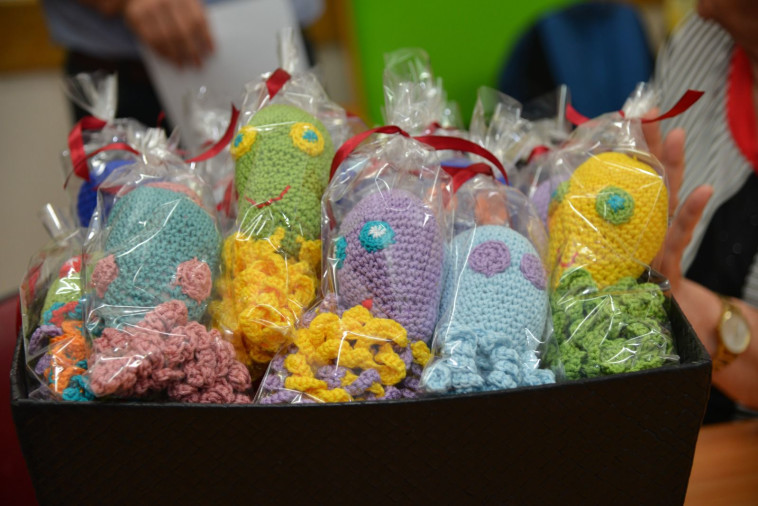 תמנוני הצמר שסרגו דיירות ''אחוזת צהלה'' לפגים בבית החולים ''ברזילי''