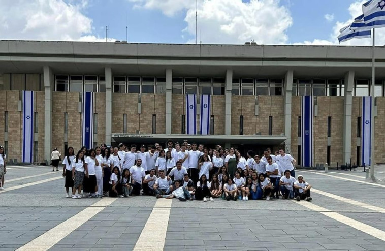 בני הנוער במשכן הכנסת (צילום: Ou ישראל)