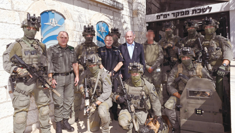 בנימין נתניהו וקובי שבתאי עם לוחמי הימ''מ