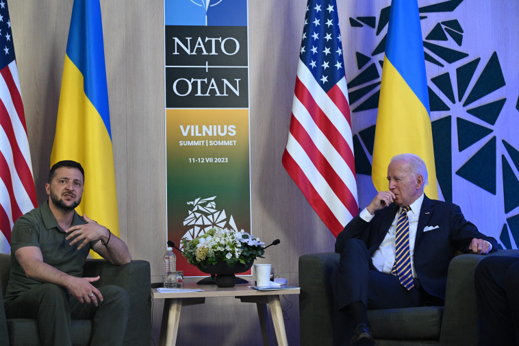 נשיא ארה''ב ביידן ונשיא אוקראינה זלנסקי בשולי פסגת נאט''ו בליטא (צילום: ANDREW CABALLERO-REYNOLDS/AFP via Getty Images)
