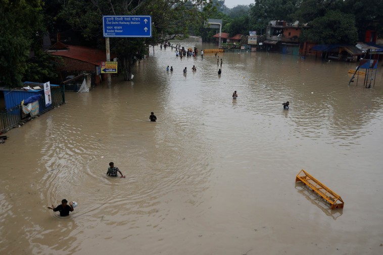 שיטפונות בצפון הודו (צילום: REUTERS/Adnan Abidi)