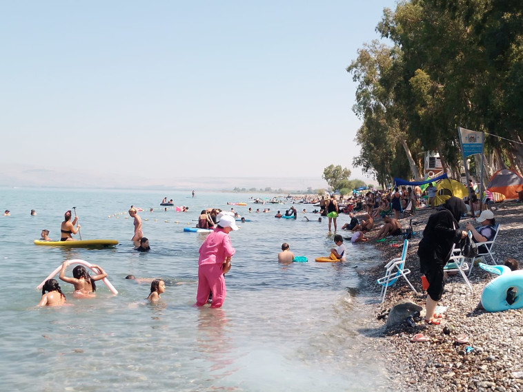 מטיילים בחוף גופרה