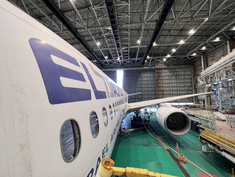  מטוס 777 בשלבי תהליך ההסבה לתצורה תואמת דרימליינר