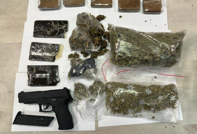 הסמים והנשקים שנתפסו אצל החשודים  (צילום: דוברות המשטרה)