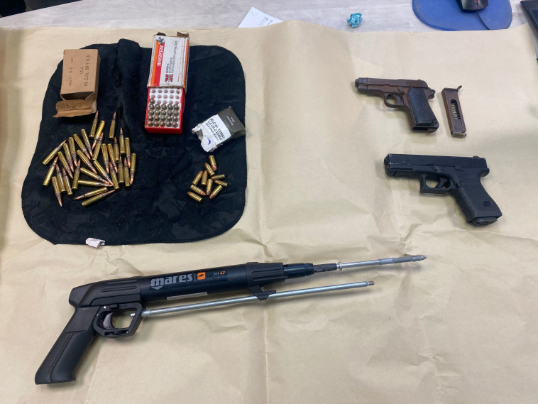הנשקים שנמצאו אצל החשודים (צילום: דוברות המשטרה)