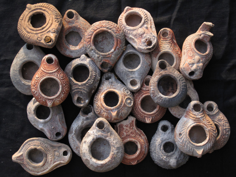 כלי החרס שנמצאו במערה (צילום: רשות העתיקות)