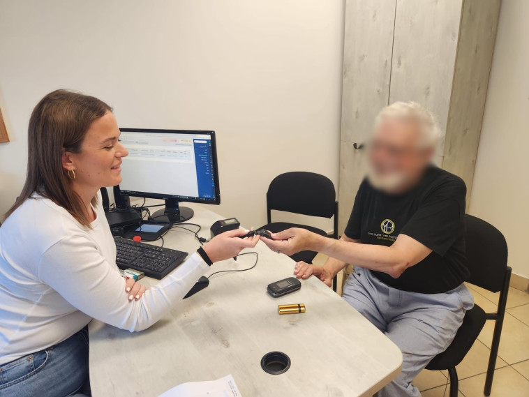 הקשיש שנשדד מקבל את השעון שנשדד ממנו