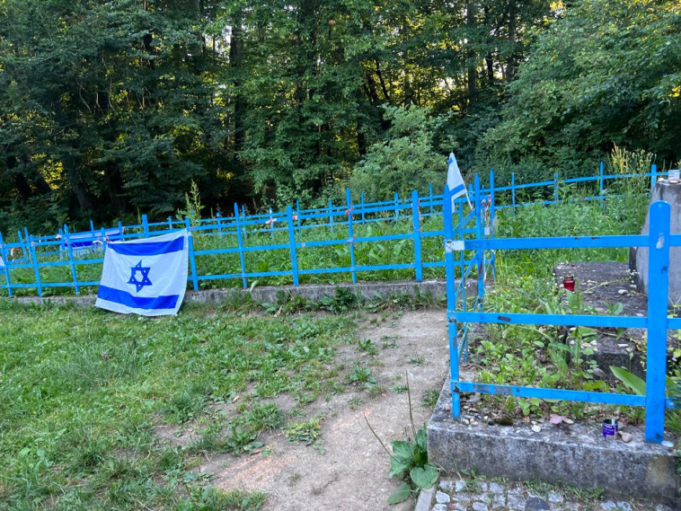מצבותיהם של היהודים סומנו בגדר כחולה (צילום: רחלי קירמה)
