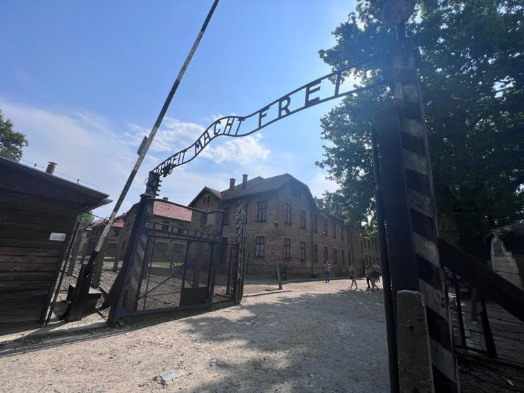 שער הכניסה למחנה אושוויץ, ''העבודה משחררת'' (צילום: רחלי קירמה)
