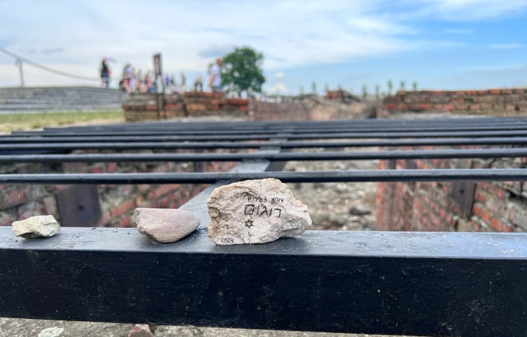 אבן זיכרון שהשארנו בין שרידי הקרימטוריום באושוויץ II (בירקנאו) (צילום: רחלי קירמה)