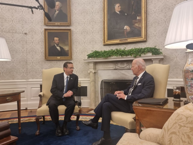 נשיא ארה''ב ג'ו ביידן והנשיא יצחק הרצוג בחדר הסגלגל