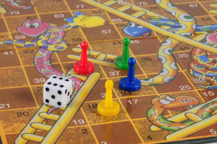 ''סולמות ונחשים''