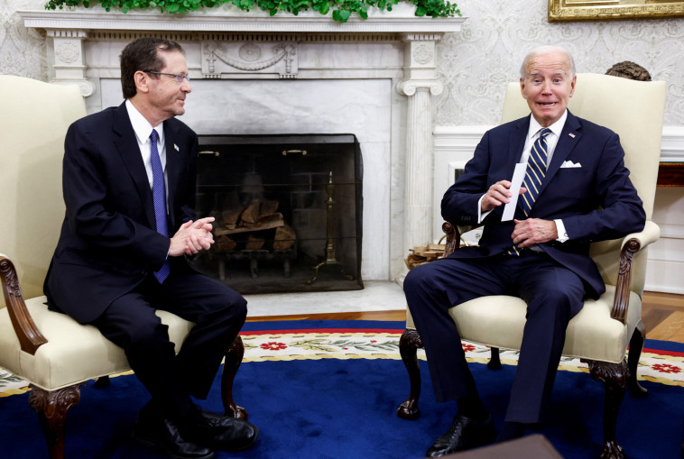 ג'ו ביידן ויצחק הרצוג בבית הלבן (צילום: REUTERS/Evelyn Hockstein)