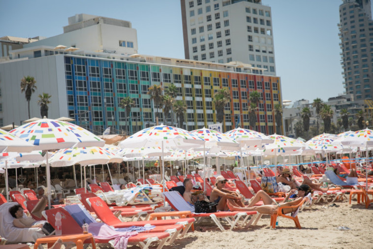 גל חום, חם, שרב, שמש, החוף בתל אביב (צילום: מרים אלסטר, פלאש 90)