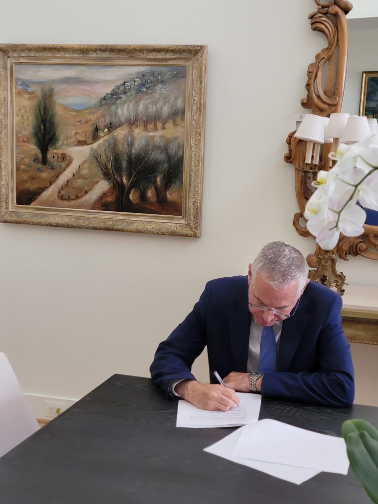 שגריר ישראל בארה''ב מיכאל הרצוג חותם על הפטור מוויזה (צילום: ללא)