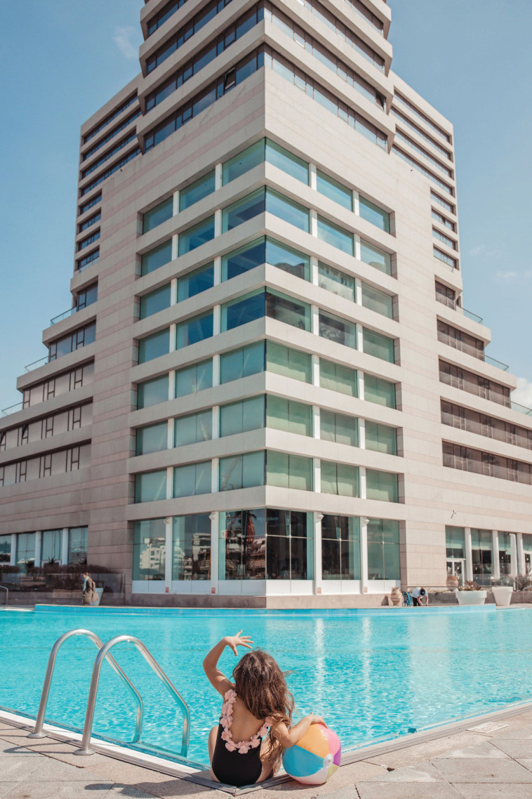 בריכת המלון דיוויד אינטרקונטיננטל