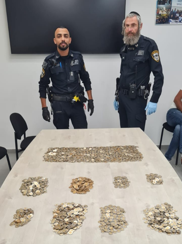 המטבעות שנתפסו אצל החשוד (צילום: דוברות המשטרה)