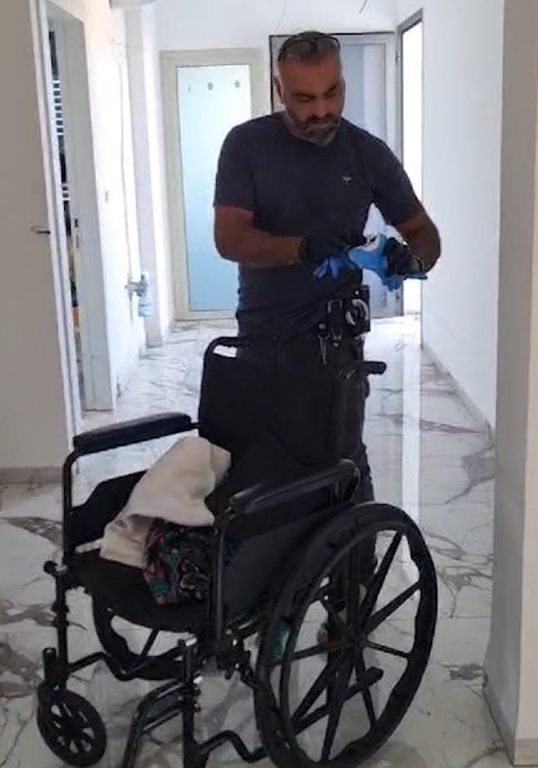 האקדח שנמצא בתוך כיסא הגלגלים