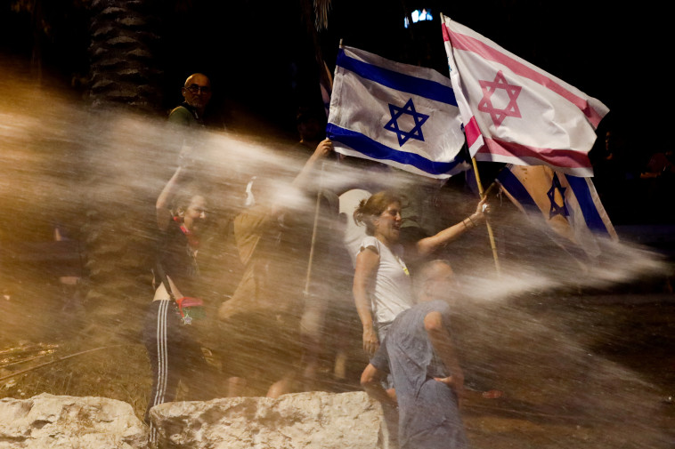 ''ליל ההתנגדות'' נגד הרפורמה המשפטית בתל אביב (צילום: רויטרס)