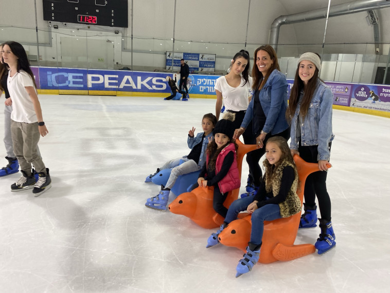 החלקה על הקרח. גם באמצע החמסין