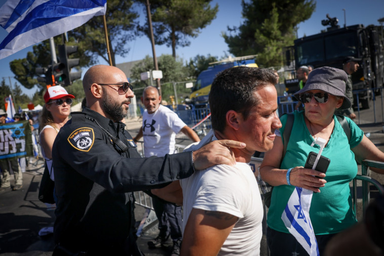 משה רדמן נעצר בהפגנה נגד הרפורמה (צילום: חיים גולדברג, פלאש 90)