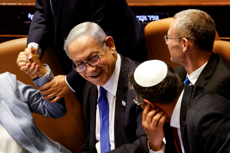 נתניהו ולוין במליאת הכנסת אחרי העברת צמצום הסבירות (צילום: REUTERS/Amir Cohen)