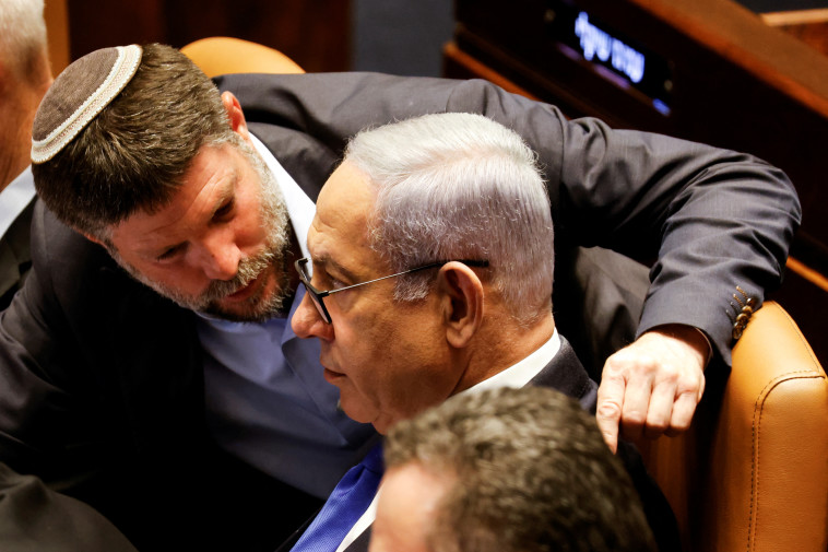נתניהו וסמוטריץ' במליאת הכנסת  (צילום: REUTERS/Amir Cohen)