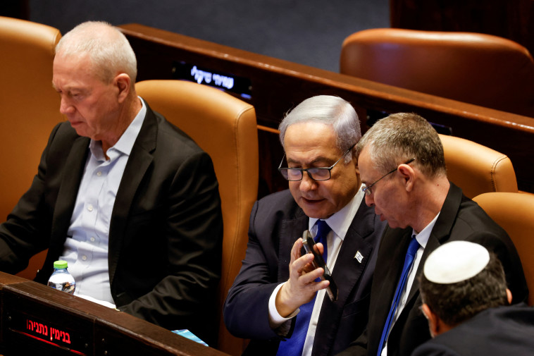 נתניהו ולוין במליאת הכנסת, גלנט בצד (צילום: REUTERS/Amir Cohen)