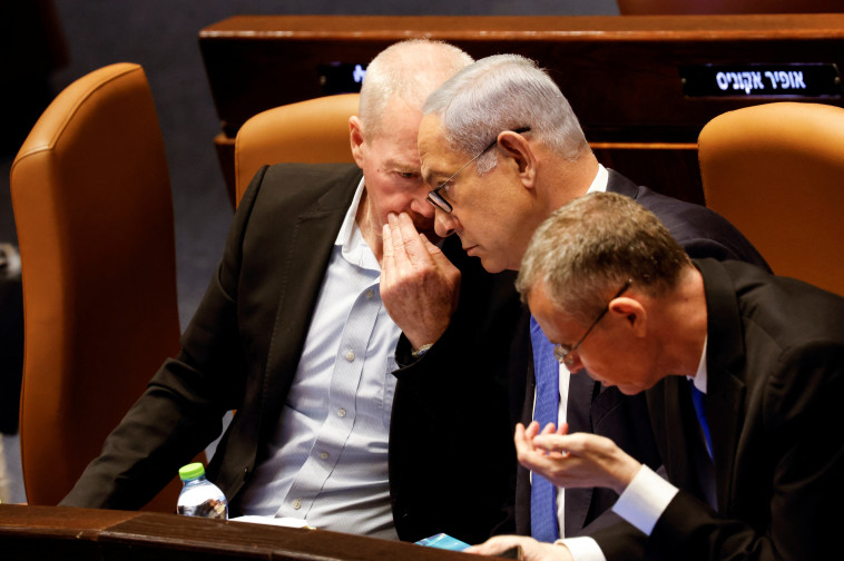 נתניהו וגלנט במליאת הכנסת, לוין בצד (צילום:  REUTERS/Amir Cohen)
