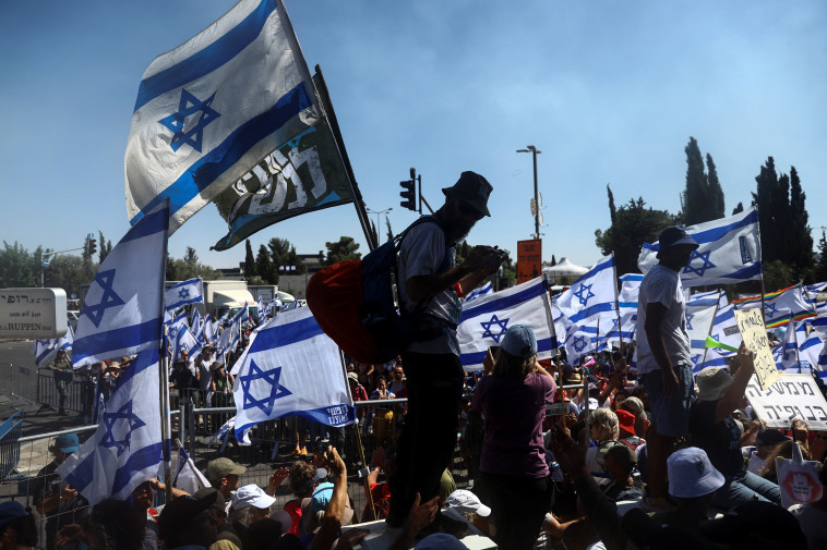 מפגינים בירושלים (צילום: REUTERS/Ronen Zvulun)