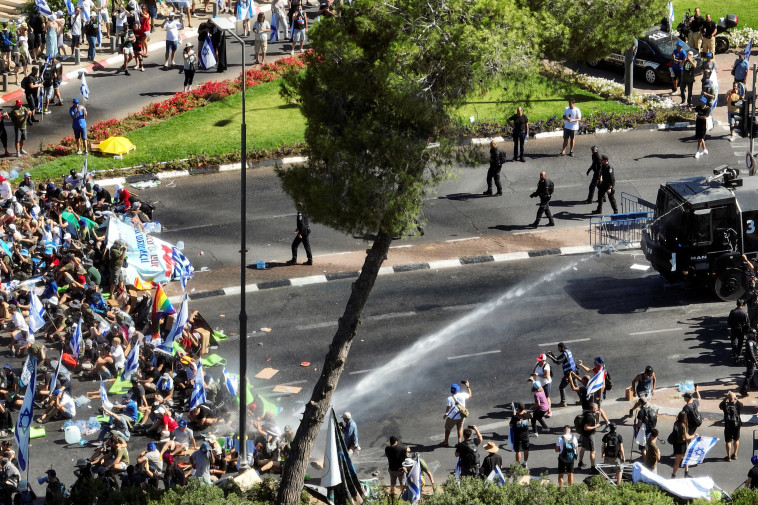 מפגינים בירושלים (צילום: REUTERS/Ronen Zvulun)