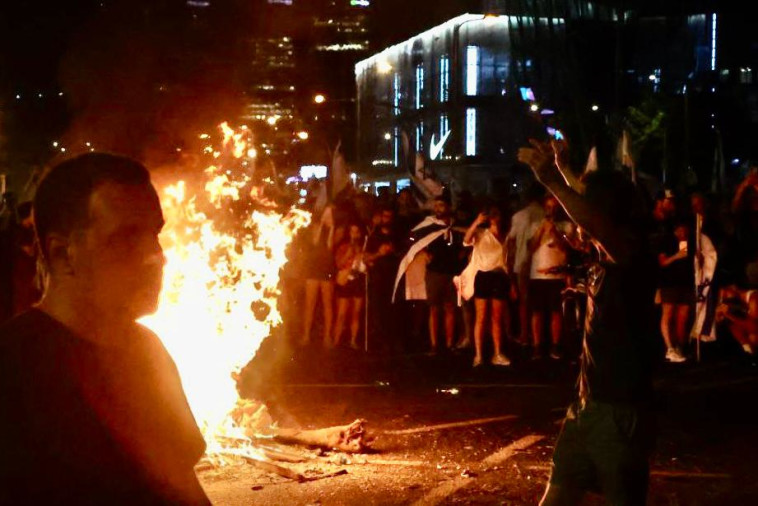 מדורת מחאה בתל אביב