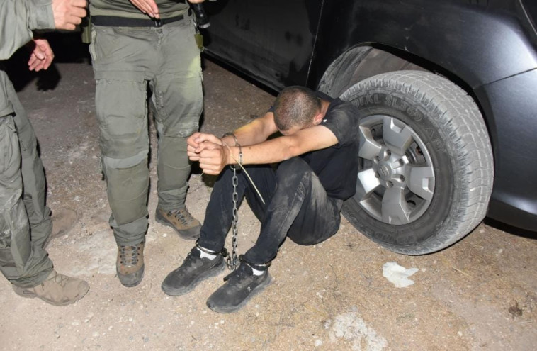 אחד מהחשודים לאחר שנתפס