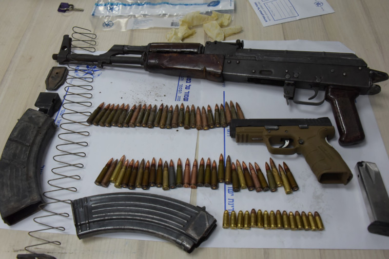 כלי הנשק שנתפסו אצל החוליה (צילום: דוברות המשטרה)