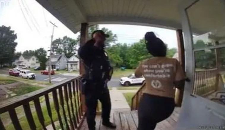 טוריה טאונסנד משוחחת עם השוטר שהגיע לביתה