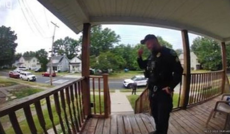 השוטר, אחרי שהבין כי מדובר בסך הכל בפאה ולא בגופה