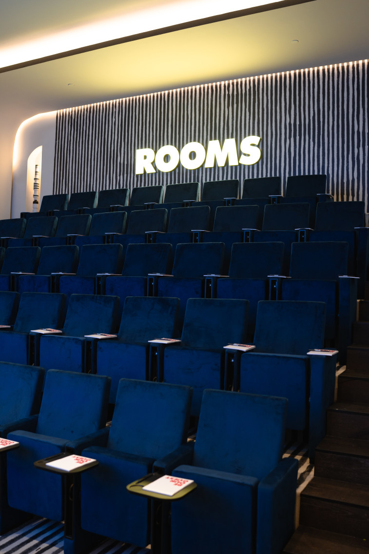 חלל סינמה ייחודי וראשוני בעולם מתחמי העבודה המשותפים