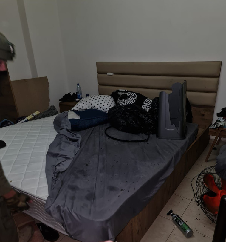 המיטה בה הסתתר החשוד בבית לחם (צילום: דוברות המשטרה)