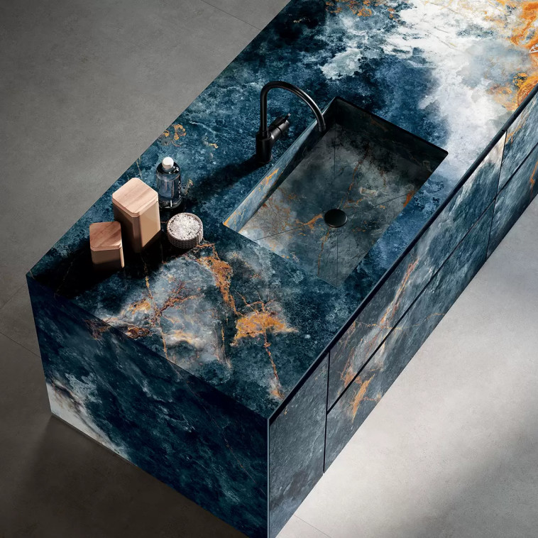 ''השיש לא רק מעניק יציבות עיצובית לחלל, אלא גם מצליח להביא עומק, טקסטורה וצבע טבעי ייחודי''